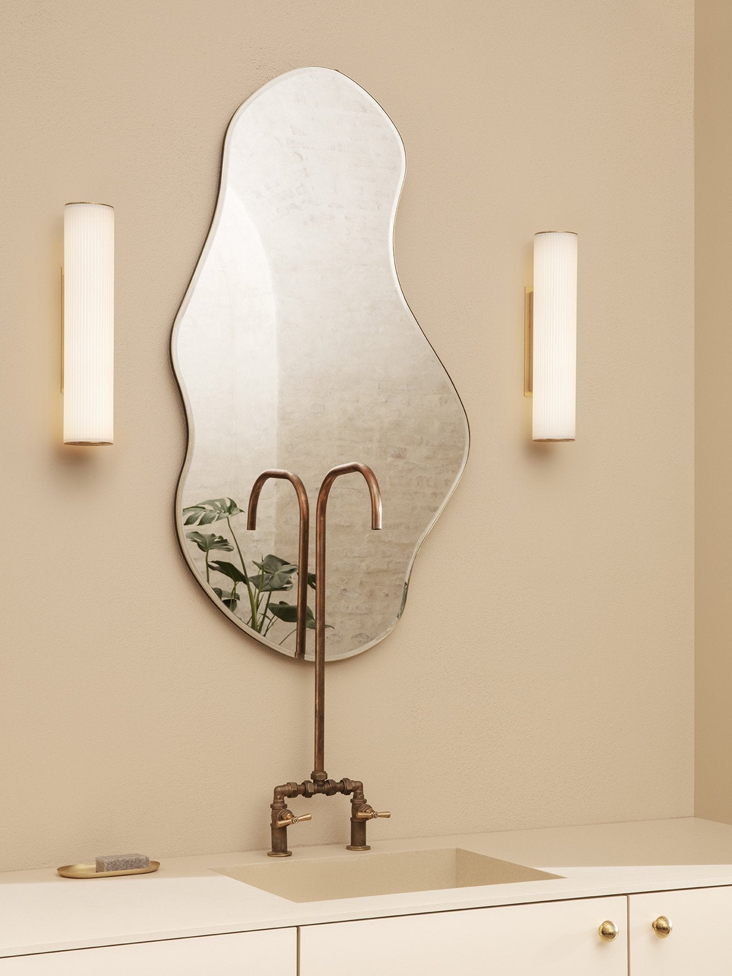 Vuelta Wall Lamp 40, White/Brass