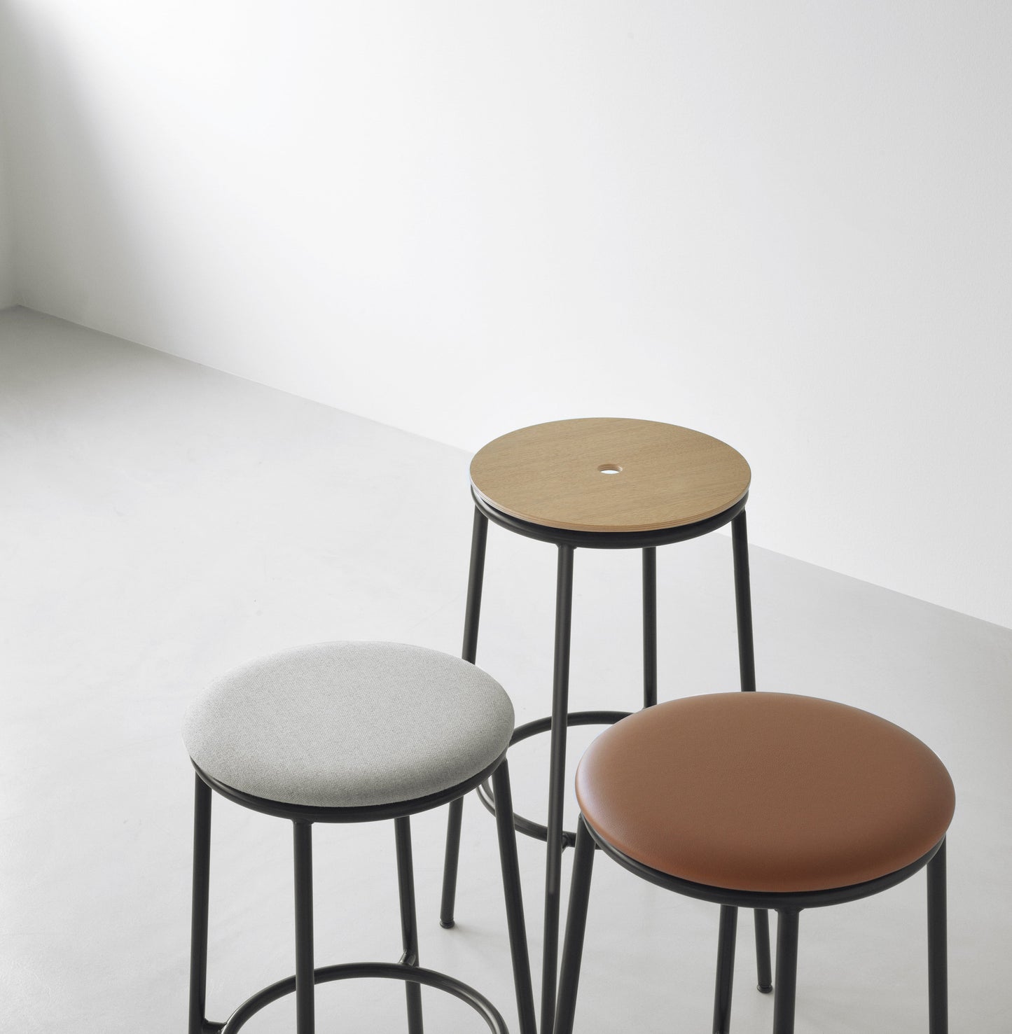 Circa Barstool 65 cm Black Steel, Black Aluminium