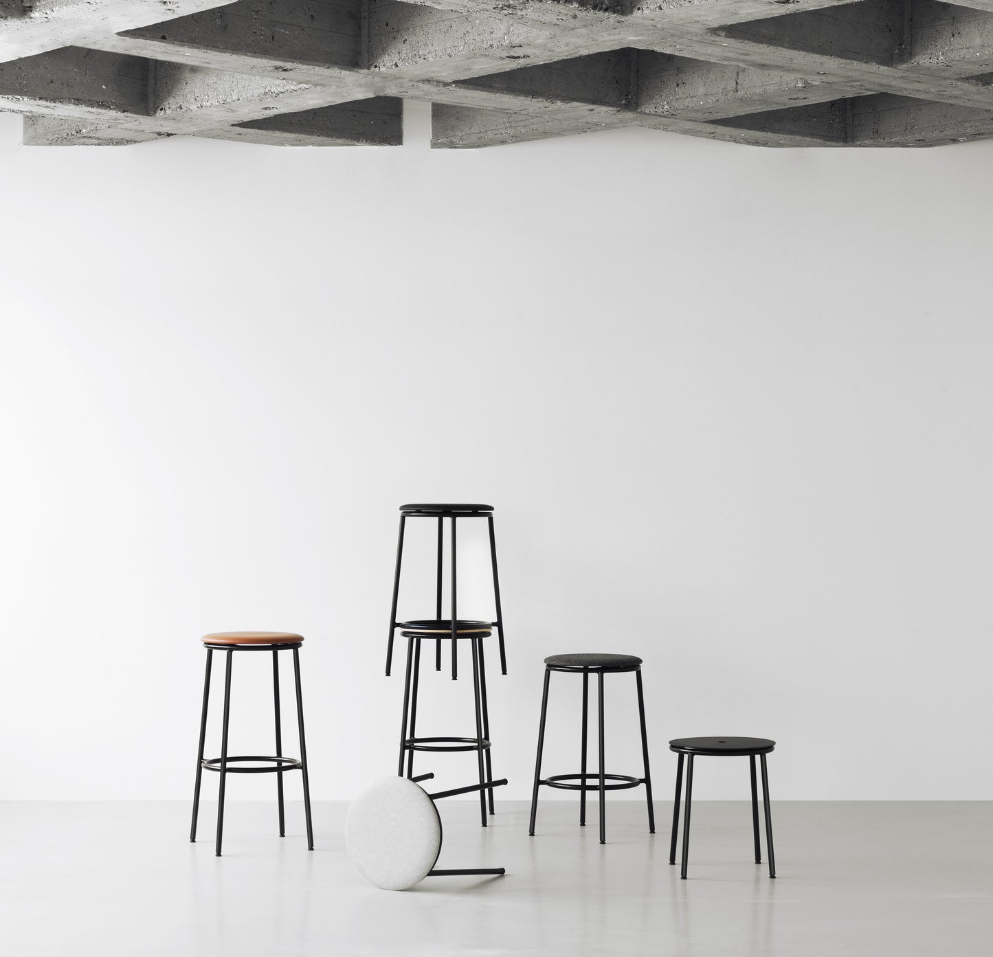 Circa Barstool 75 cm Black Steel, Black Aluminium