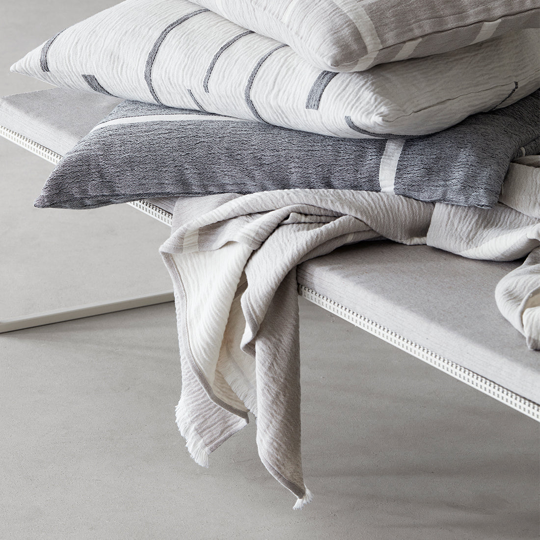 Architecture Throw, Off White/Beige Melange