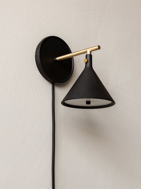 Cast Sconce Lamp w Diffuser, Black