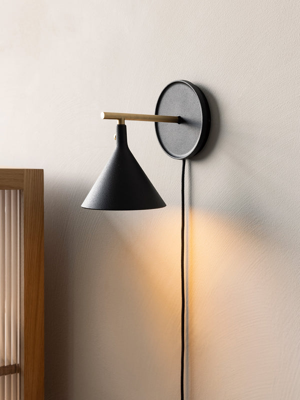 Cast Sconce Lamp w Diffuser, Black