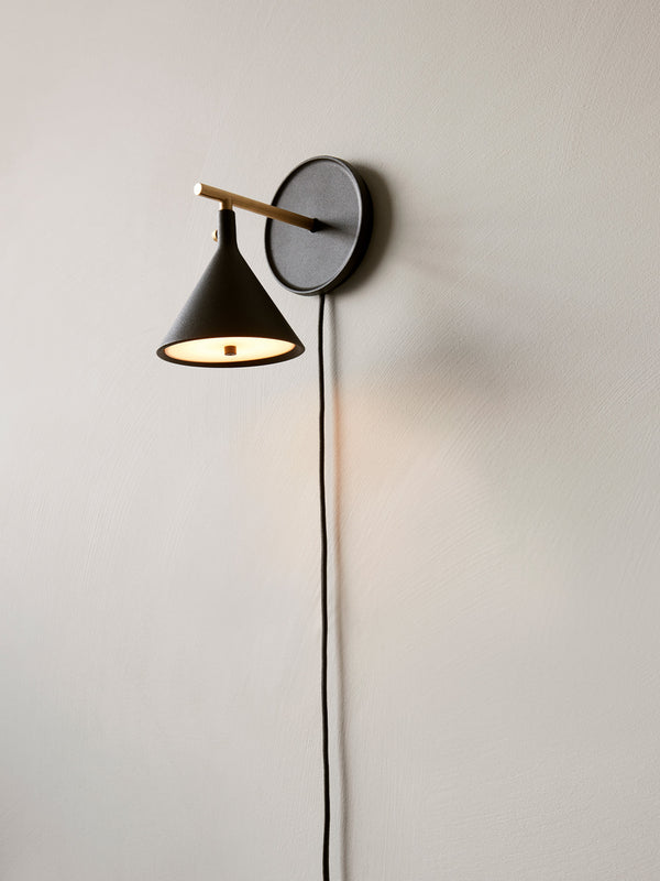 Cast Sconce Lamp w Diffuser, Black