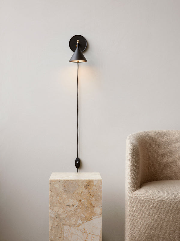 Cast Sconce Lamp w Diffuser, Black