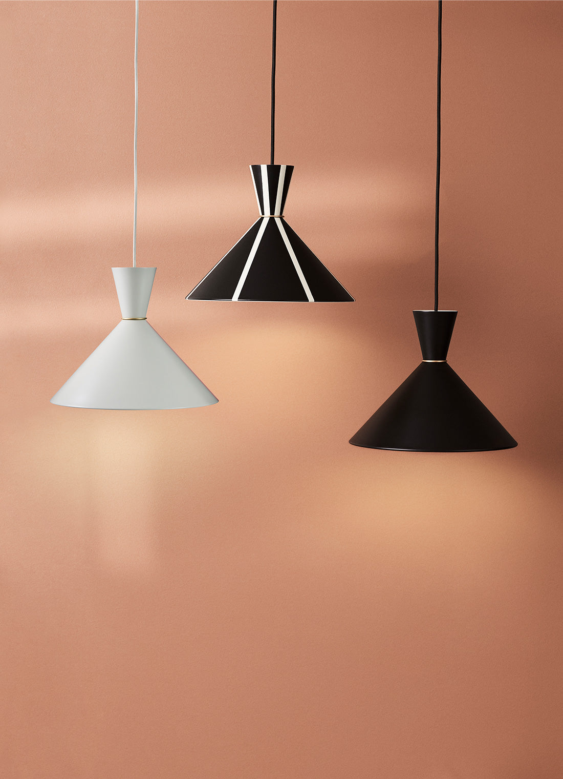 Bloom Stripe Pendant, Black noir/Warm white stripe