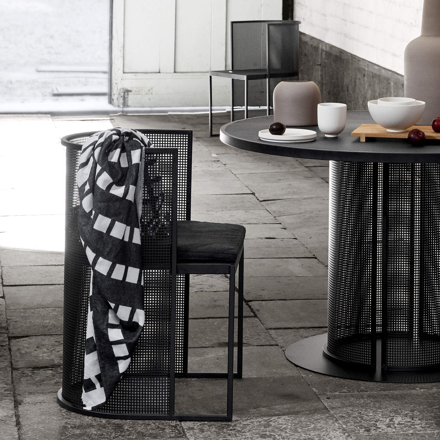 Contemporary Throw, Black/Off White