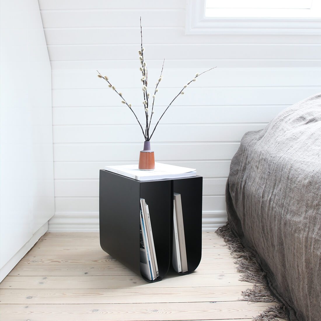 Curved Side Table, Black